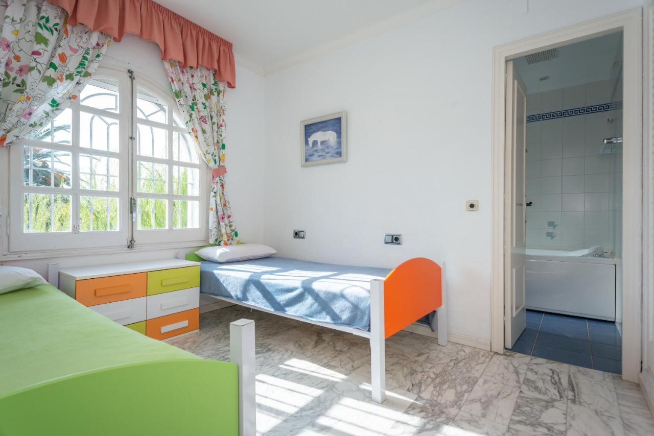 Villa Requesens On Canal Empuriabrava Exterior photo