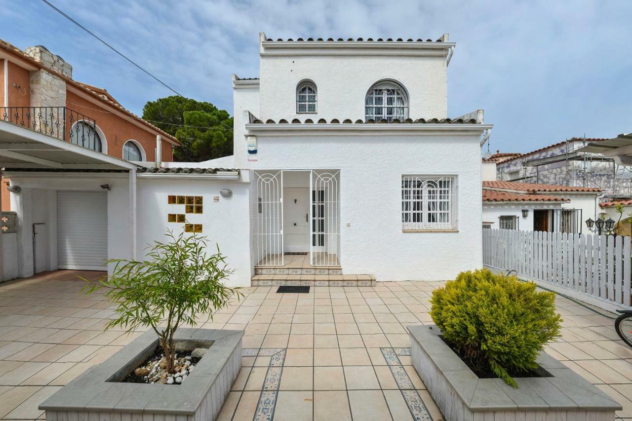 Villa Requesens On Canal Empuriabrava Exterior photo