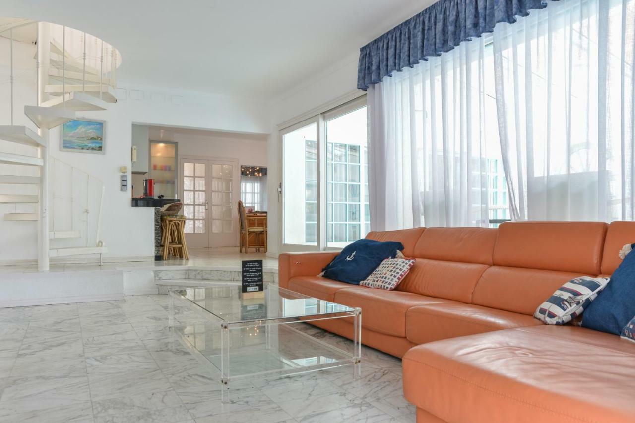 Villa Requesens On Canal Empuriabrava Exterior photo